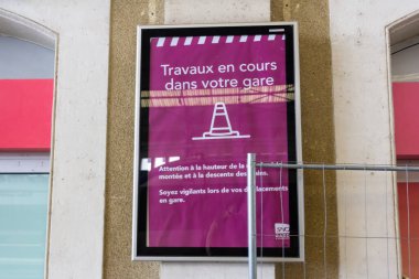 Perigueux, Fransa 23 Ekim 2023: Tren istasyonunda devam eden inşaatla ilgili uyarı