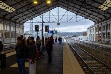 Perigueux, Fransa 23 Ekim 2023: Tren istasyonunda bekleyenler
