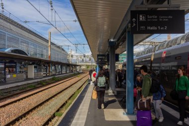 Bordeaux, Fransa 23 Ekim 2023: Demiryolu Platformu 'nda trenden inen yolcular