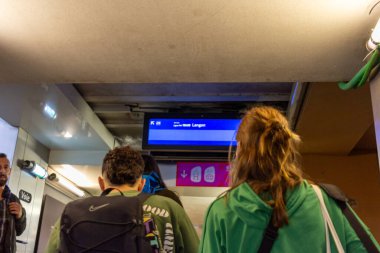Bordeaux, Fransa 23 Ekim 2023: Tren İstasyonunda Tren Bilgi Ekranlı Gezginler