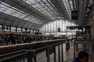 Bordeaux, Fransa 23 Ekim 2023: Tren İstasyonunda TGV Bekleyen Gezginler