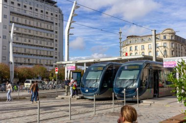 Bordeaux, Fransa 23 Ekim 2023: Tramvay Tren İstasyonunun önünde Yolcuları Bekliyor