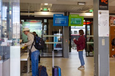 Bordeaux, Fransa 23 Ekim 2023: Train Station Counter 'da Bilgi Arayan Gezginler