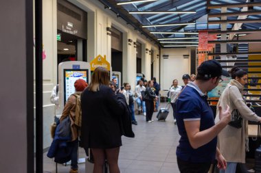 Bordeaux, Fransa 23 Ekim 2023: Gezginler Tren İstasyonundaki McDonald 's' a Sipariş Veriyor
