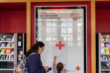 Bordeaux, Fransa 23 Ekim 2023: Gönüllüleri Güçlendirme - Fransız Kızılhaç İşe Alma Posteri