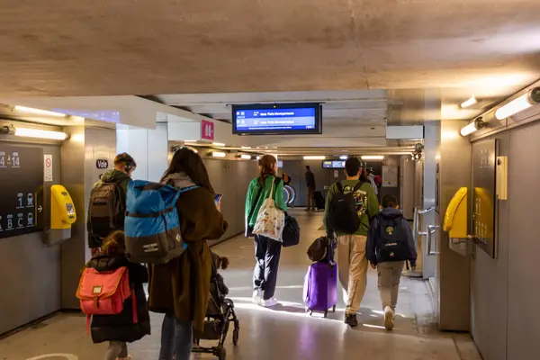 Bordeaux, Fransa 23 Ekim 2023: Altgeçit Tünelinden geçerek Tren İstasyonundan çıkış yoluna doğru yürüyen yolcular