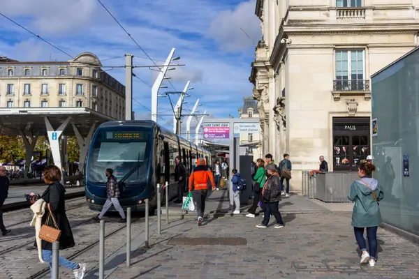 Bordeaux, Fransa 23 Ekim 2023: Tramvay İstasyonunda Tramvay Bekleyenler