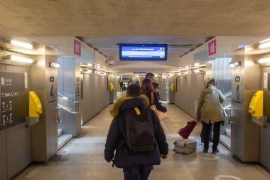 Bordeaux, Fransa 23 Ekim 2023: Yeraltında Yolculuk - Tren Platformlarının Altındaki Tünelde Yürüyen Yolcular