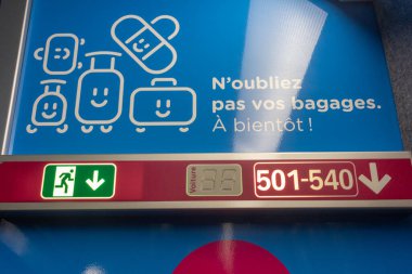 Ile de France, Fransa 23 Ekim 2023: TGV OUIGO 'nun İçindeki Hatırlatma İşaretine Dikkat Edin