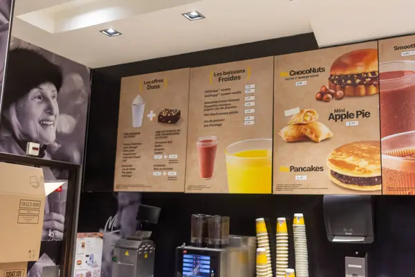 Bordeaux, Fransa 23 Ekim 2023: Menü Seçimleri - McDonald 's' da McCoffee Görünümü