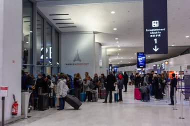 Ile de France, Fransa 24 Ekim 2023: İlerleme Kaydı - Charles de Gaulle Havaalanına giriş yapan Yolcular