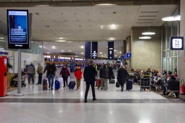 Ile de France, Fransa 24 Ekim 2023: Ayrılış beklentisi - Charles de Gaulle Havaalanında Bekleyen Gezginler