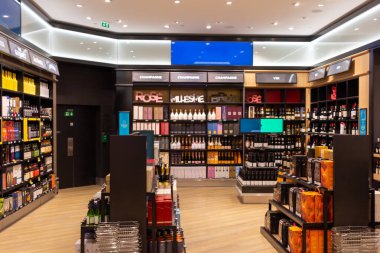 Ile de France, Fransa 24 Ekim 2023: Ruhlar ve Kaliteli Şaraplar - Charles de Gaulle Havaalanı Vergisiz Bölgesi 'nde İçki Dükkanı