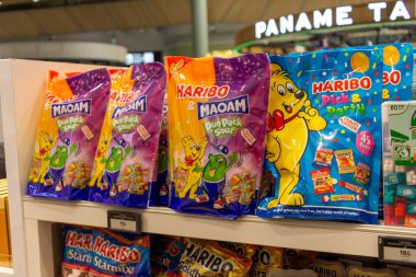 Ile de France, Fransa 24 Ekim 2023: Gummy Delights - Charles de Gaulle Havaalanı Vergisiz Bölgesi 'nde Haribo Candy Satılık