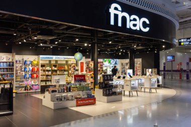 Ile de France, Fransa 24 Ekim 2023: Tech and Entertainment Hub - Charles de Gaulle Havaalanı Duty Free Zone 'da Fnac Store