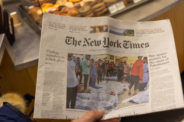 Ile de France, Fransa 24 Ekim 2023: Bir Bakış Dünya Haberleri - Le New York Times Gazetesi Basımı