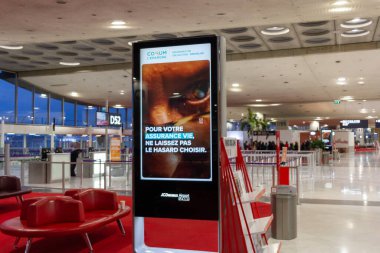 Ile de France, Fransa 24 Ekim 2023: Geleceği Güvence altına Almak - Charles de Gaulle Havaalanı Bekleme Bölgesi 'nde Hayat Sigortası İlanı
