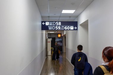 Ile de France, Fransa 24 Ekim 2023: Gidiş Gidiş Yolu - Charles de Gaulle Havaalanı Biniş Kapıları Koridorundaki Gezginler