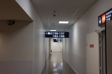 Ile de France, Fransa 24 Ekim 2023: Gökyüzüne Yolculuk - Charles de Gaulle Havalimanı 'ndaki Yatılı Alanlara Koridor
