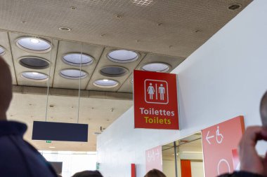 Ile de France, Fransa 24 Ekim 2023: Charles de Gaulle Havaalanı 'nda İşaret İşareti