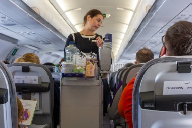 Ile de France, Fransa 24 Ekim 2023: Atıştırma Saati Aloft - Finnair Ekibi Atıştırmalıklar