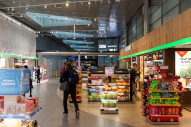 Helsinki-Vantaa Havaalanı, Fransa 24 Ekim 2023: Transit Alanındaki Çeşitli Perakende Dükkanları