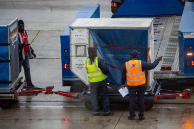 Aeroport Charles de Gaulle, Fransa 24 Ekim 2023: Havalimanı Personeli Charlatte Aracıyla Hava Aracına Bagaj Yüklüyor