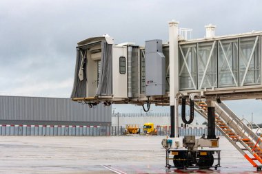 Aeroport Charles de Gaulle, Fransa 24 Ekim 2023: Havaalanı Terminalinde Boş Jet Köprüsü