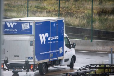 Aeroport Charles de Gaulle, Fransa 24 Ekim 2023: Havaalanı Arazilerinde Uyarı Grubu Kamyonu