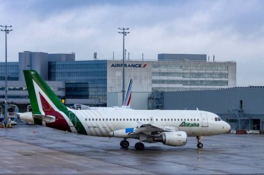 Aeroport Charles de Gaulle, Fransa 24 Ekim 2023: Alitalia Aircraft EI-IMJ Havaalanı Asfaltında Harekette