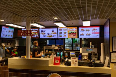 Helsinki-Vantaa Havaalanı, Finlandiya, 24 Ekim 2023: Burger King Outlet Havaalanı Salonu