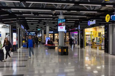 Helsinki-Vantaa Havaalanı, Finlandiya, 24 Ekim 2023: Genişletilmiş Vergisiz Alışveriş Alanı
