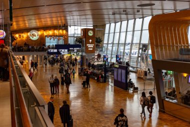 Helsinki-Vantaa Havaalanı, Finlandiya, 24 Ekim 2023: Havaalanı Uçuş Salonu