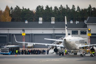 Helsinki-Vantaa Havaalanı, Finlandiya, 24 Ekim 2023: Finnair Havaalanı Yolcuları