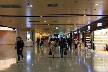 Helsinki-Vantaa Havaalanı, Finlandiya, 24 Ekim 2023: Aktarım Bölgesindeki Çeşitli Alışveriş Merkezleri