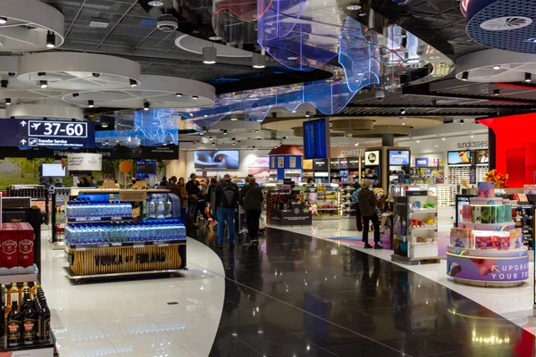 Helsinki-Vantaa Havaalanı, Finlandiya, 24 Ekim 2023: Geniş Vergisiz Alışveriş Alanı