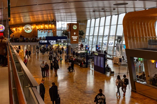 Helsinki-Vantaa Havaalanı, Finlandiya, 24 Ekim 2023: Havaalanı Uçuş Salonu