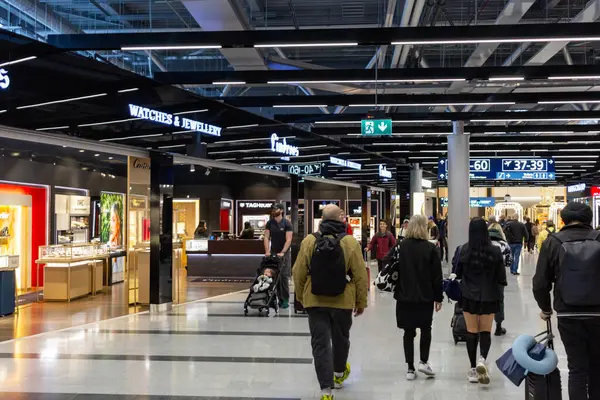Helsinki-Vantaa Havaalanı, Finlandiya, 24 Ekim 2023: Transfer Alanındaki Çeşitli Perakende Dükkanları