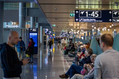 Helsinki-Vantaa Havaalanı, Finlandiya, 24 Ekim 2023: Transfer bölgesinde bekleyen yolcular