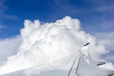 Tokyo Narita Havaalanı, Japonya, 25 Ekim 2023 Finnair Hava Yolları Bulutların Üzerindeki Sağ Kanat