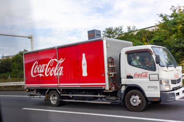 Tokyo, Japonya, 25 Ekim 2023: Coca-Cola Kargo Kamyonu