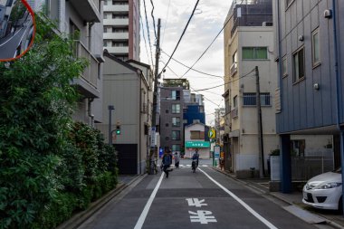 Tokyo, Japonya, 25 Ekim 2023: Tokyo 'da Dar bir Geçitte Bisikletçiler