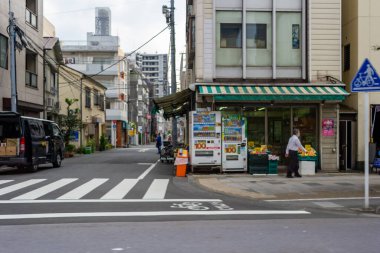 Tokyo, Japonya, 25 Ekim 2023: Yoğun Cadde Kavşağında Yerel Market