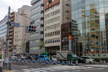 Tokyo, Japonya, 25 Ekim 2023: Modern Cam Binası Şehir Manzarasını Yansıtıyor