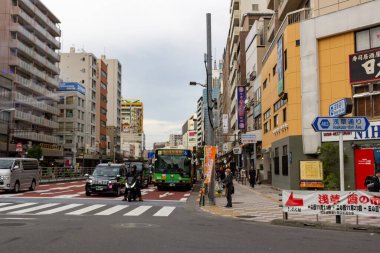 Tokyo, Japonya, 25 Ekim 2023: Çeşitli Şehir Trafiğiyle Yoğun Kavşak