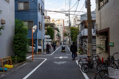 Tokyo, Japonya, 25 Ekim 2023: Peaceful Residential Street with Cycists and Pedestrians