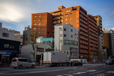 Tokyo, Japonya, 25 Ekim 2023: Tokyo 'da Ticari Binalarla Ana Yol' da Akşam Trafiği