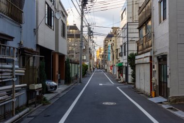 Tokyo, Japonya, 25 Ekim 2023: Modern ve Eski Binaların karışımı ile Tokyo 'daki boş Urban Caddesi