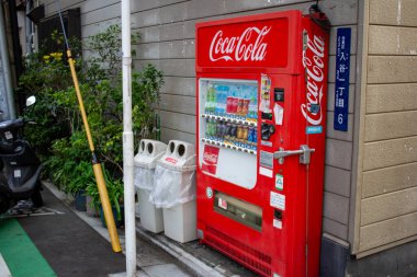 Tokyo, Japonya, 25 Ekim 2023: Tokyo 'da bir kaldırımda Coca-Cola Otomatı