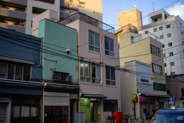 Tokyo, Japonya, 25 Ekim 2023: Tokyo 'daki Konut ve Ticari Binaların Renkli Cepheleri